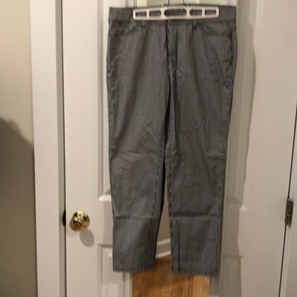 Classic crop 5 pocket Jean style 🤗 Talbot’s micro navy/white hickory stripe.